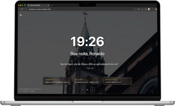 Nova Aba Católica mostrando imagem sacra com frase de santo e liturgia do dia em mockup de navegador
